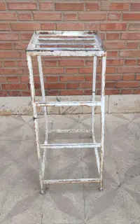چهارپایه فلزی