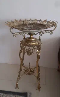 کنار سالنی و میز تلویزیون برنزه