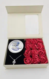 گردنبند مروارید عشق به همراه باکس گل