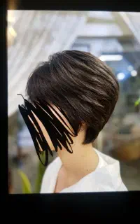 مدل خانم جهت اصلاح مو رایگان توسط ارایشگر خانم