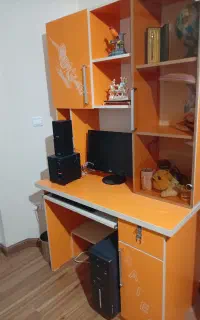 میز کامپیوتر با کتابخانه