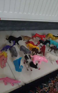 اسباب بازی عروسک و حیوان بازی بچه‌ها