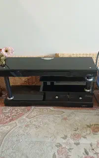 میز تلویزیون شیشه ای