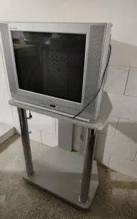 میز و تلویزیون