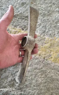 کلنگ،پتک، چاقو، کمربند چرم