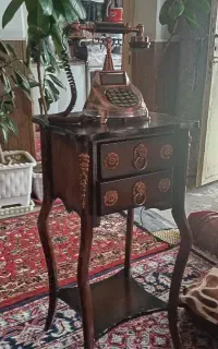 تلفن و میز سلطنتی