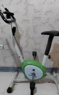 دوچرخه ثابت سبز و سفید