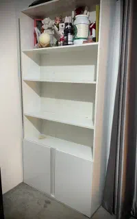 قفسه و میز تحریر