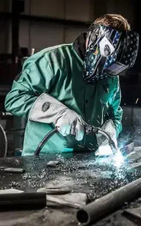 جوشکار ماهر برای کار در شرکت کاغذ سازی