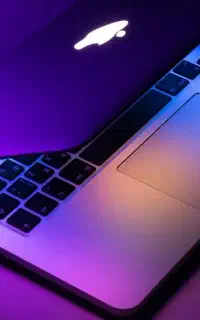 طراح گرافیک و کارشناس نرم افزار هستم