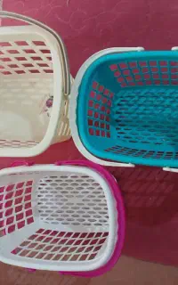 تعدادی ظروف پلاستیکی