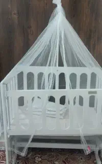 تخت نوزاد کنار مادر