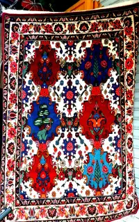 فرش دستباف طرح درخت همیشه بهار