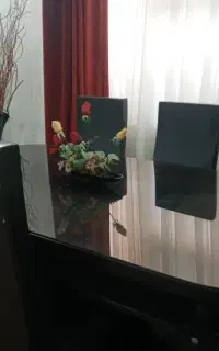 میز  نهار خوری کاملا تمیز  بی خط وخش ۶ نفره