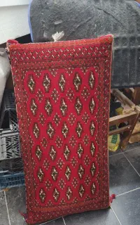یک عدد مخده (پشتی) دستباف کارکرده