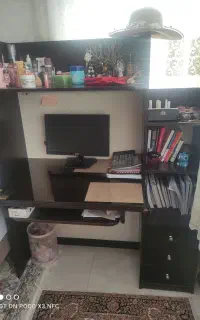 میز تحریر و کامپیوتر