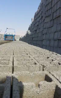 کارگر بلوک زن در گرمسار