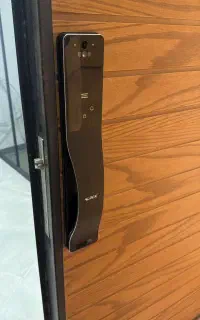 نصب و تعمیر انواع درب و دستگیره هوشمند