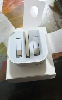 کلگی اداپتور ایفون 20 وات اصلا استفاده نشده