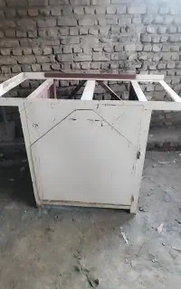 یک عدد میز کار آهنی