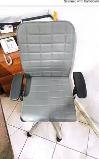 صندلی اداری در حد نو