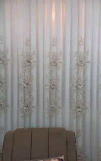 پرده پذیرایی تمیز وهیج پارگی وایرادی ندارد
