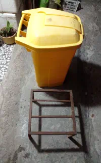 سطل آشغالی چارپایه آهنی