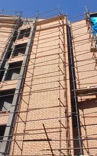 داربست فلزی پیچ و رولپلاک نما