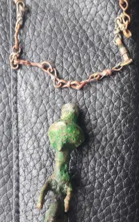 مجسمه و دستبند کهنه وقدیمی
