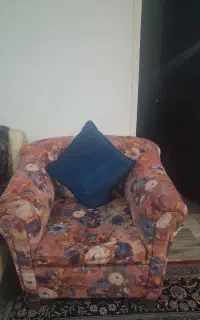 مبل ۷ نفره و میز وسط و دو عدد یال پرده