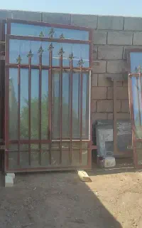چهار عدد پنجره همراه با شیشه و توری