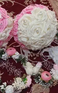 دسته گل عروس و پارچه و قند عقد