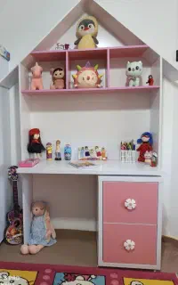 میز تحریر و کتابخانه