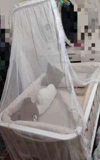 تخت کنار مادر