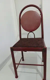 یک عدد صندلی سالم و تمیز
