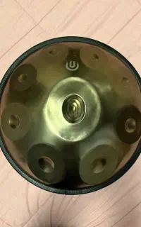 ساز هنگدرام به همراه پایه