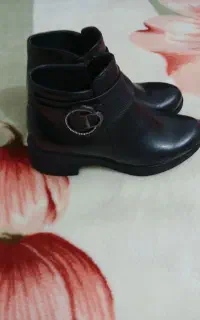 یه جفت کفش نیم بوت