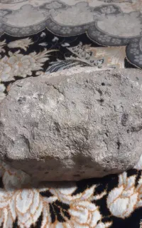 یک عدد شهاب سنگ بدون جذب آهن ربا با پوسته سوخته