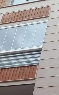 بالکن شیشه ای