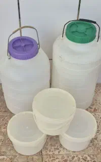تعدادی دبه و سطل ماست