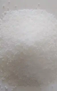 چند پاکت کود سفید