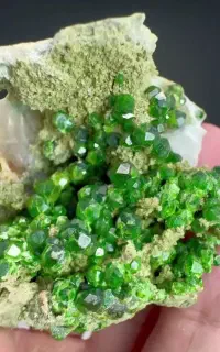 مشتری گارنت دمانتویید