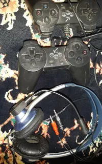 دسته ی بازی و هدفون