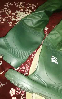 چکمه ماهیگیری سالم درحد نو