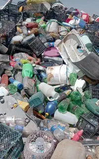 ضایعات پلاستیک و آهن و کارتون و مس