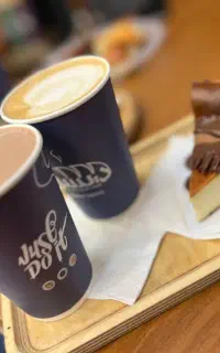 کار درکافه در محیط آرام