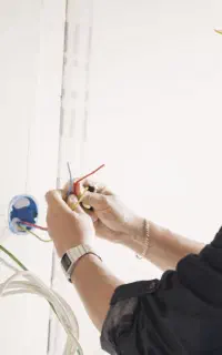 استخدام نیروی برق کار