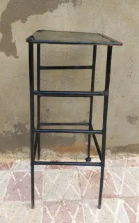 چهار پایه فلزی
