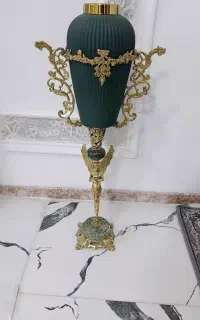 کنار سالنی و گلدان و جا شکلاتی بسیار سنگین