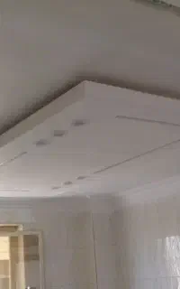 گچکاری و لکه گیری . کاشی و سرامیک کف و بدنه .